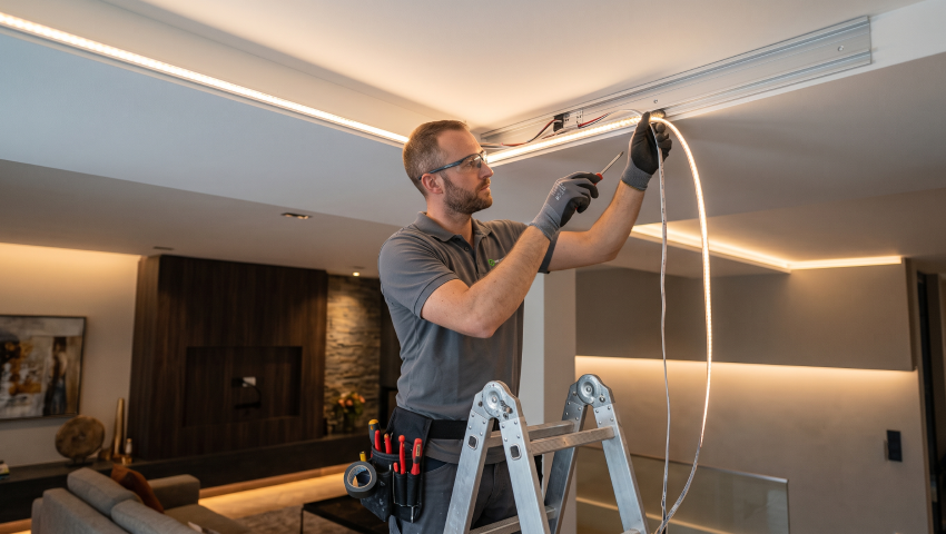 شريط LED: الدليل الهندسي الشامل لاختيار وتركيب أنظمة الإضاءة المخفية والبروفايل كالمحترفين 1 شريط LED: الدليل الهندسي الشامل لاختيار وتركيب أنظمة الإضاءة المخفية والبروفايل كالمحترفين